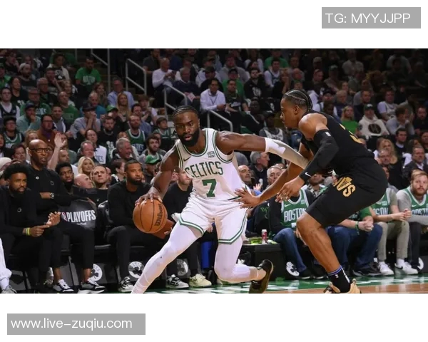 德里克怀特错失关键三分表现不佳全场21投仅7中并送出4次失误